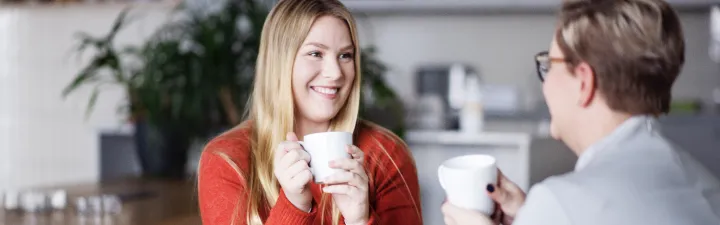 Kaffepause med smilende kvinner