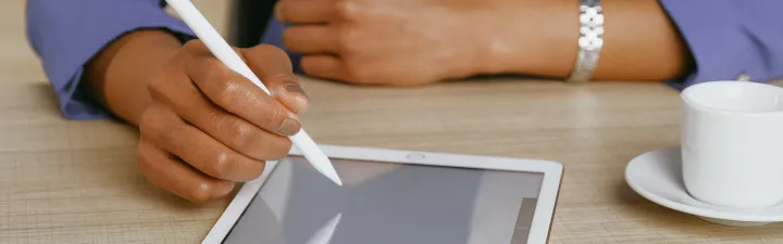 iPad på bordet hvor det legges en ipen på. 
