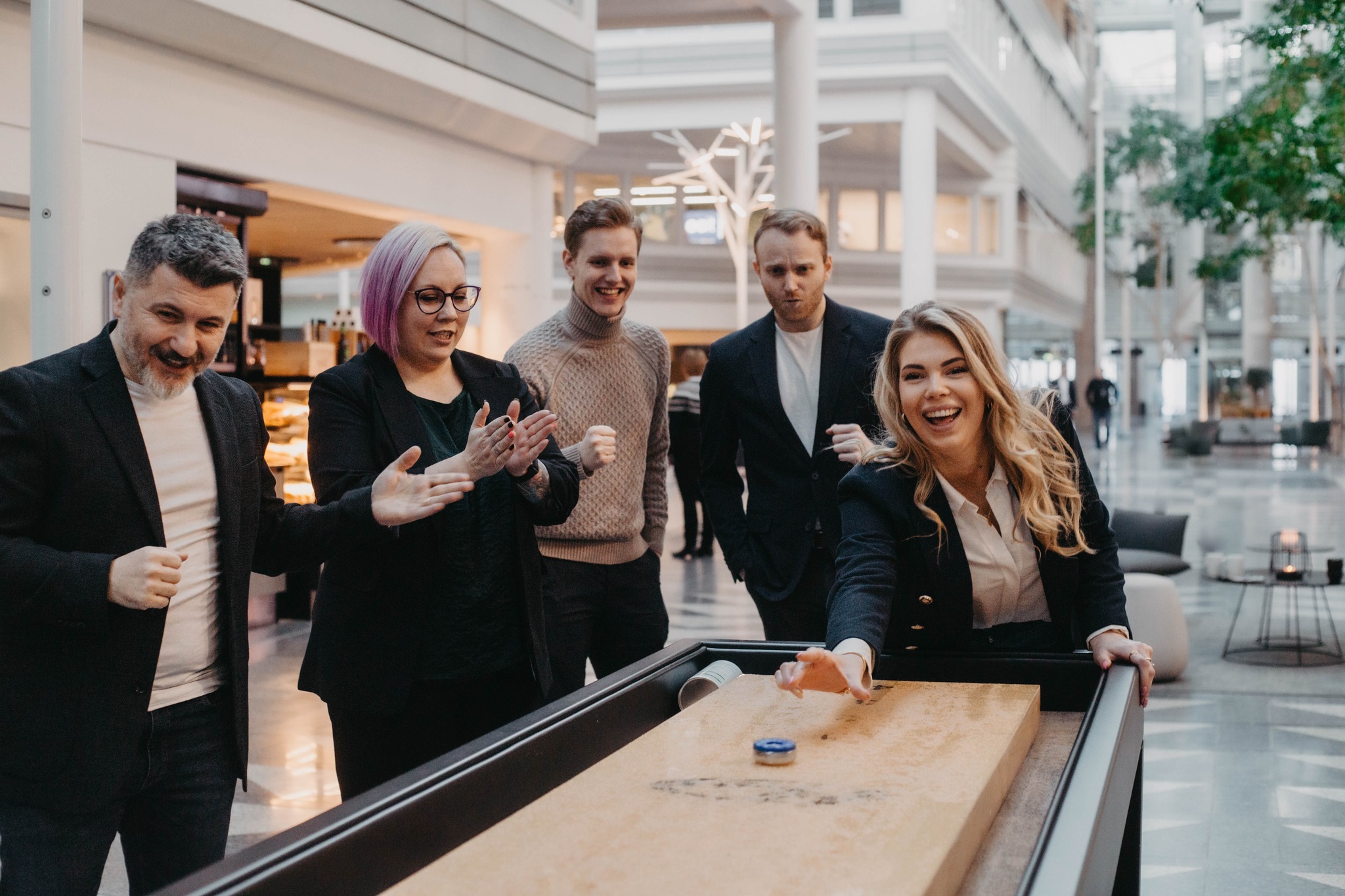 Kolleger som spiller shuffelboard