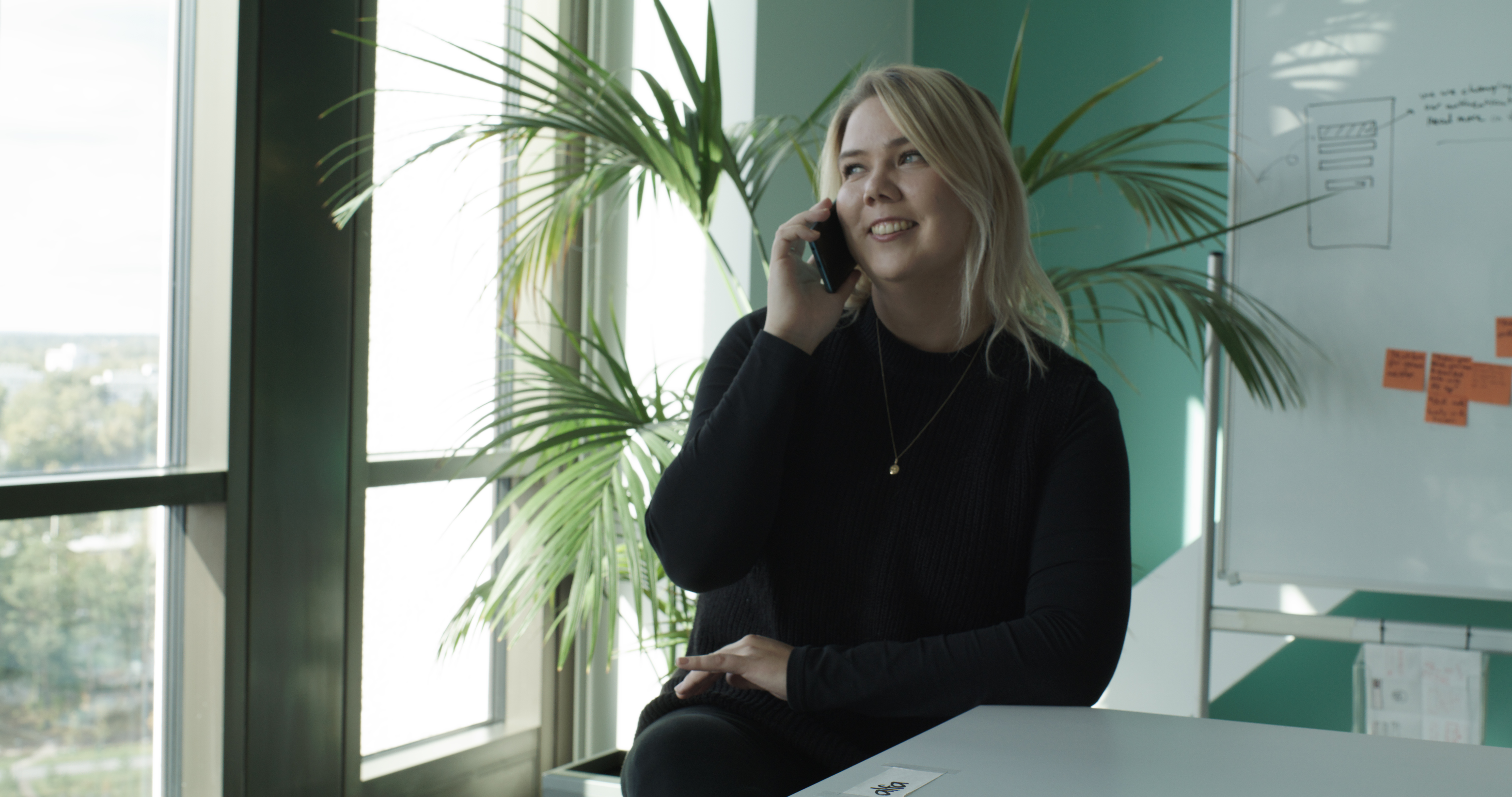 Kvinne prater i telefon