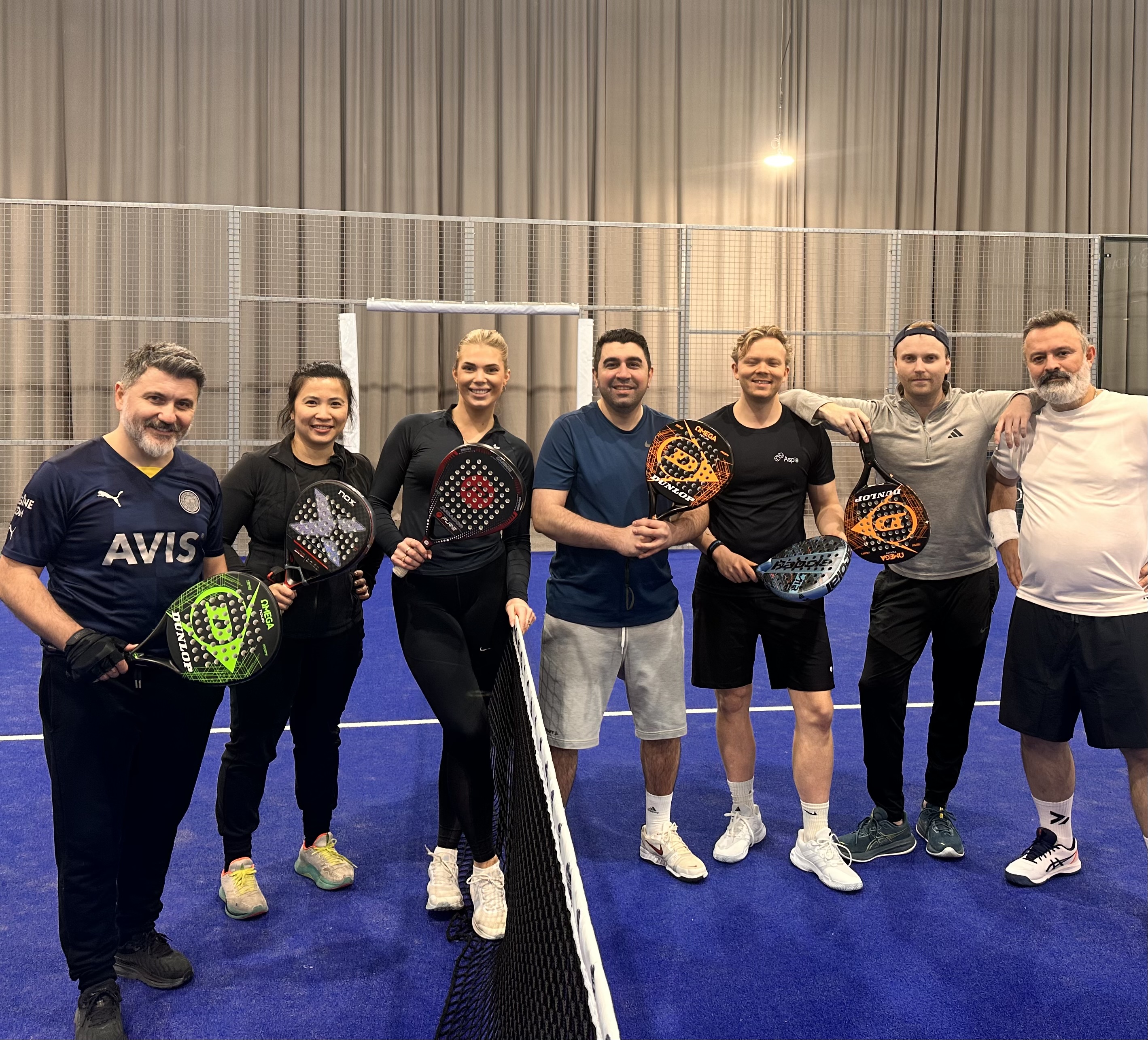 Kolleger klare til å spille padel