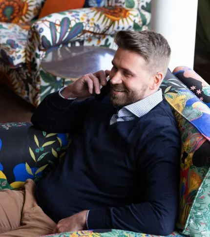 Mies kuuntelee palkanlaskennan muutoksista vuonna 2026