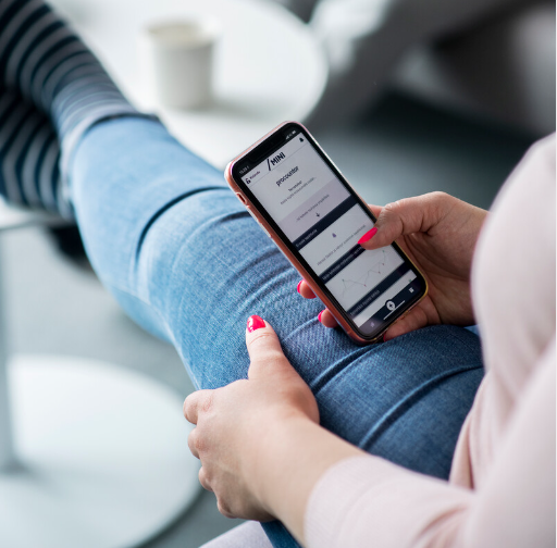 Dame som sitter på telefonen og blar