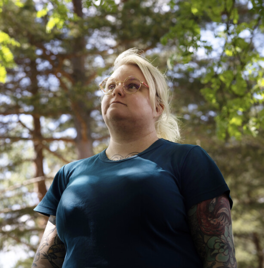 Dame som ser ut i skogen