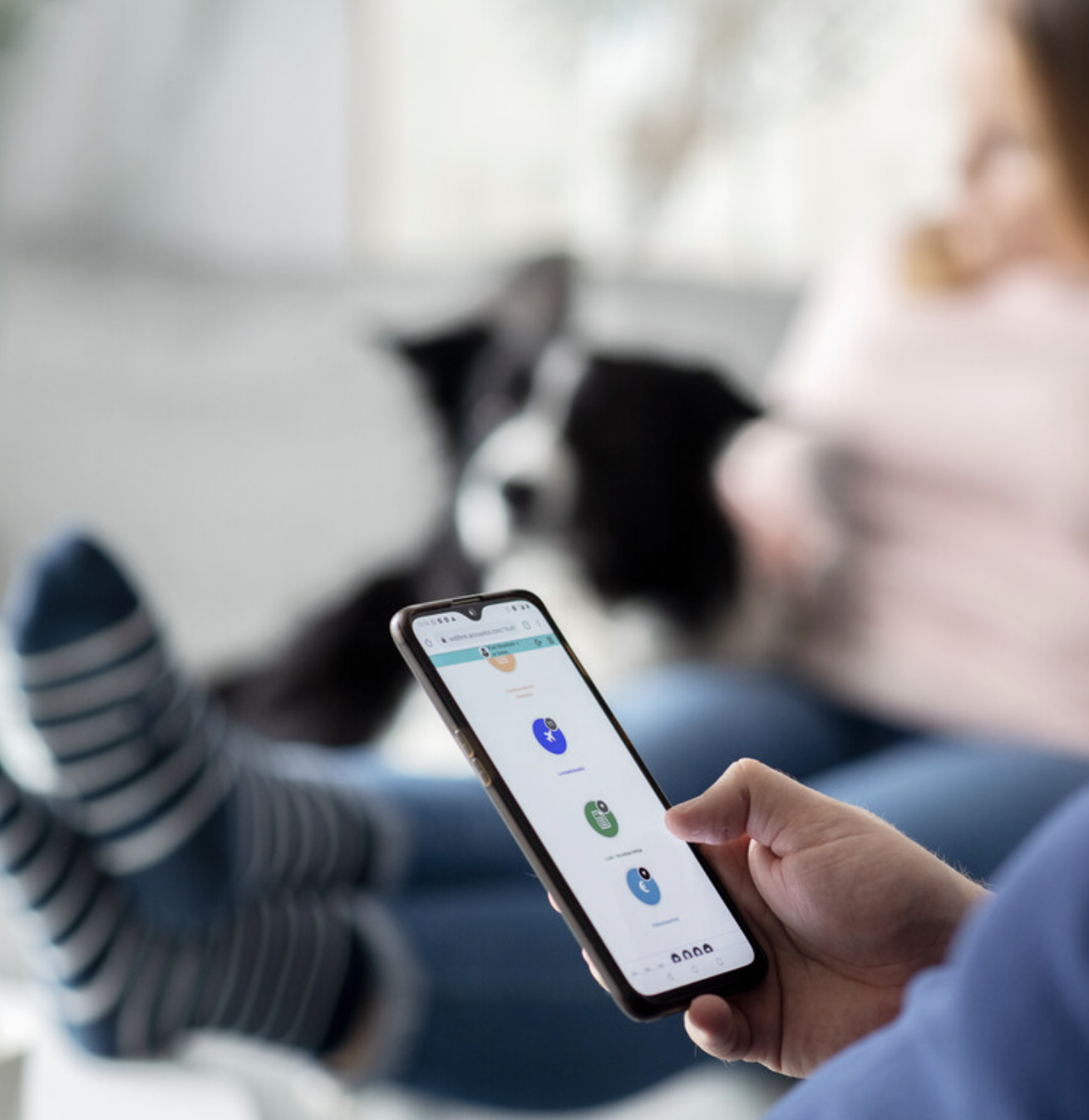 Mann sitter på telefon