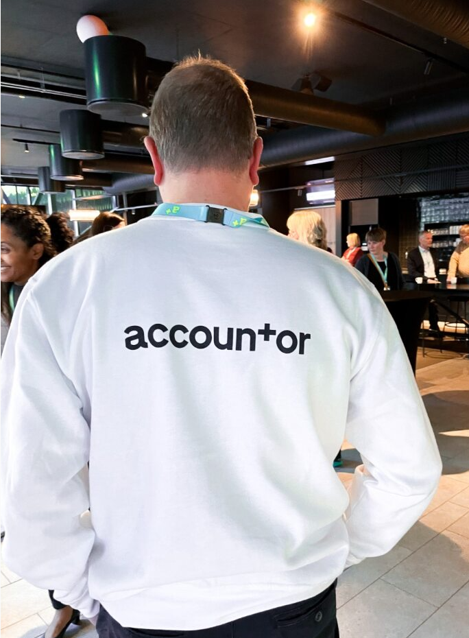 ansatt med accountor genser baksiden