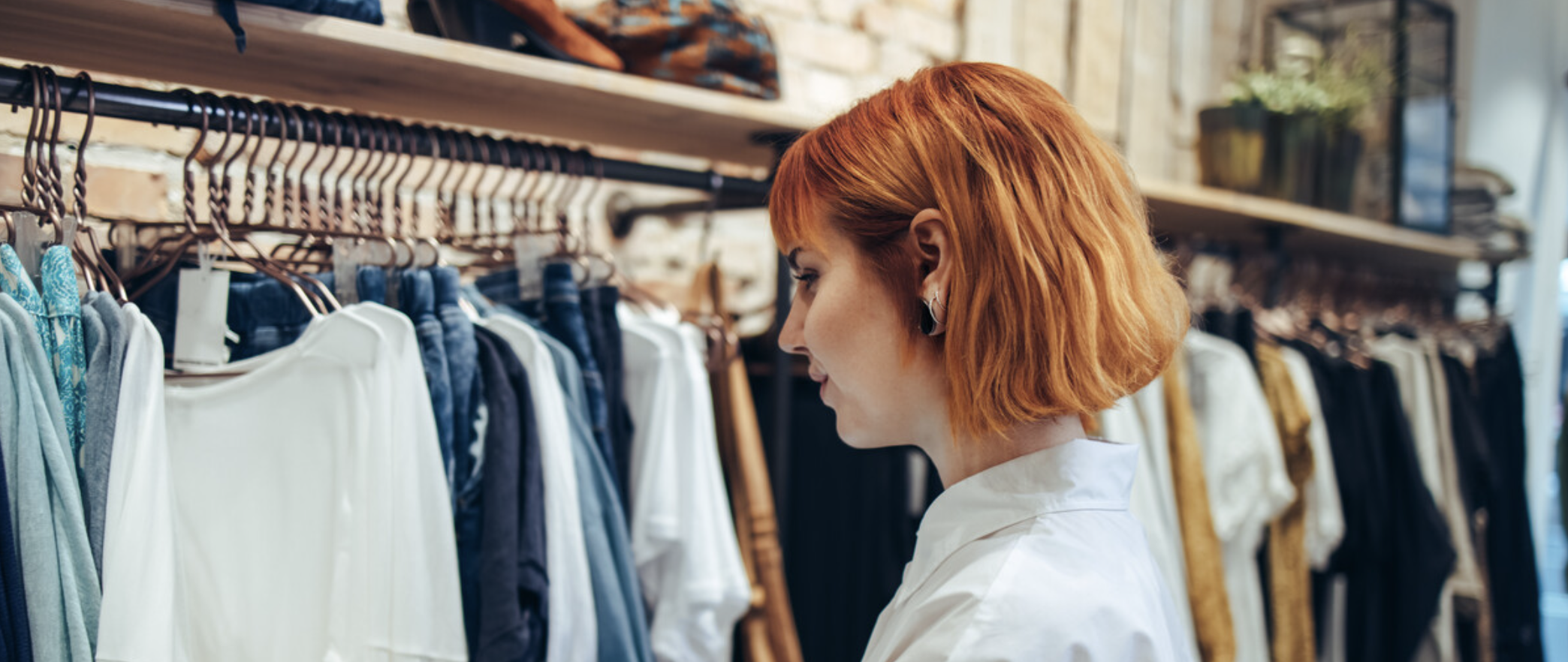 Kvinne som går over inventering i butikk