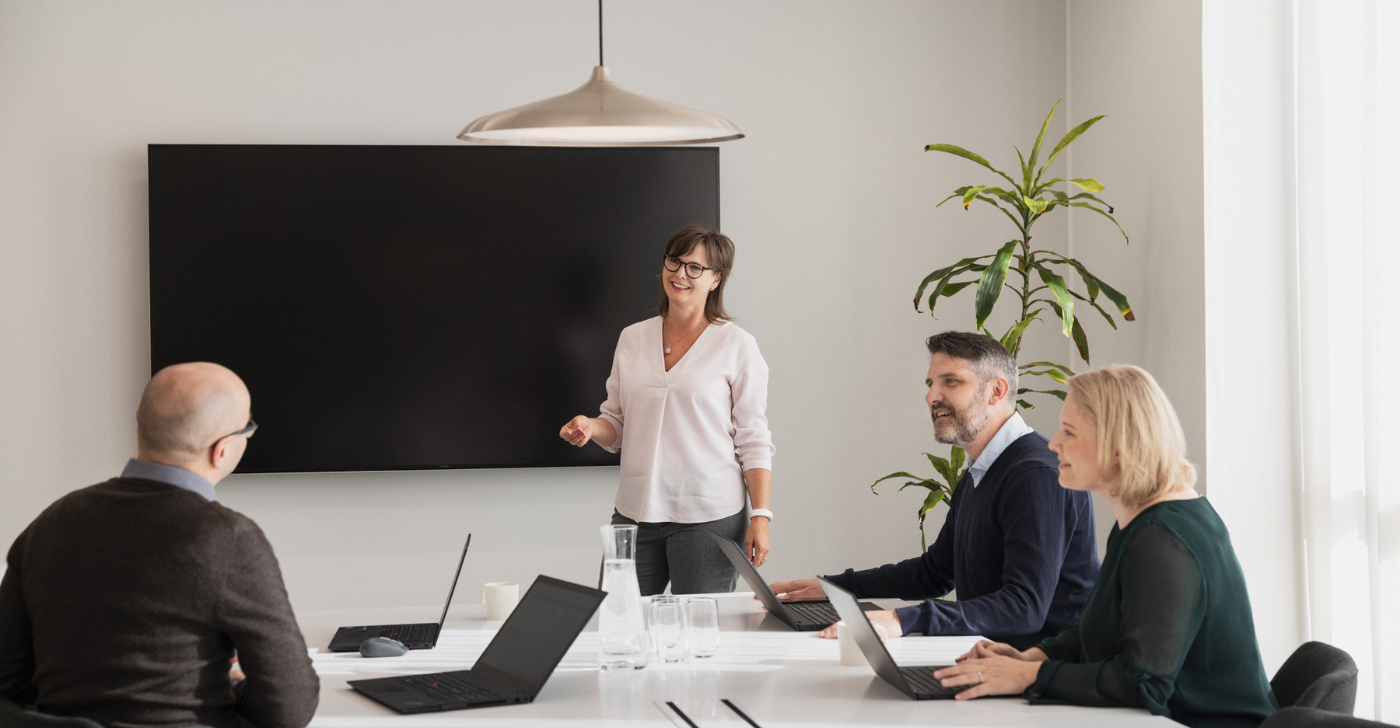 Møte mellom menn og kvinner som er sammen i et grupperom