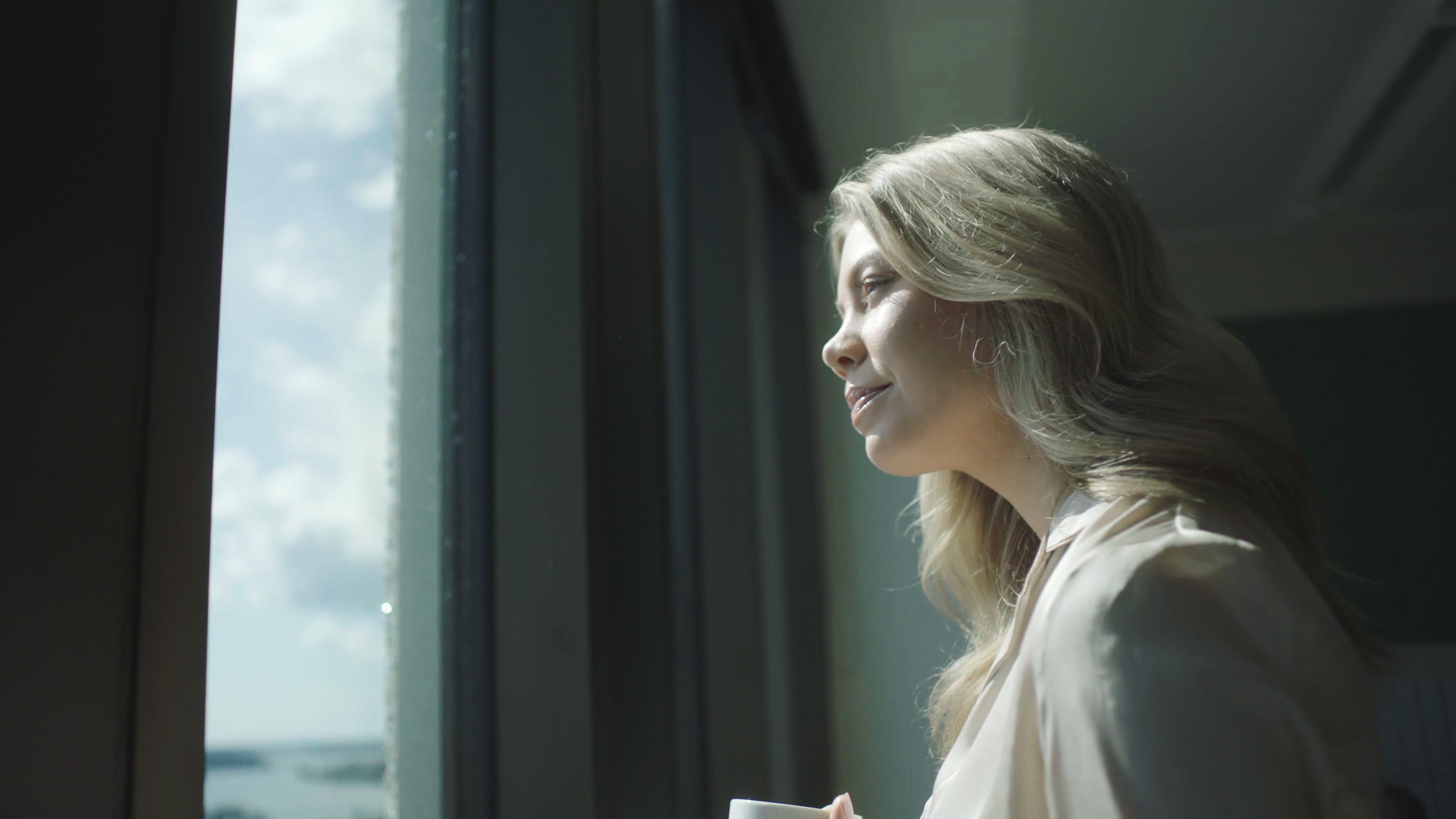 Kvinne som ser ut av vinduet