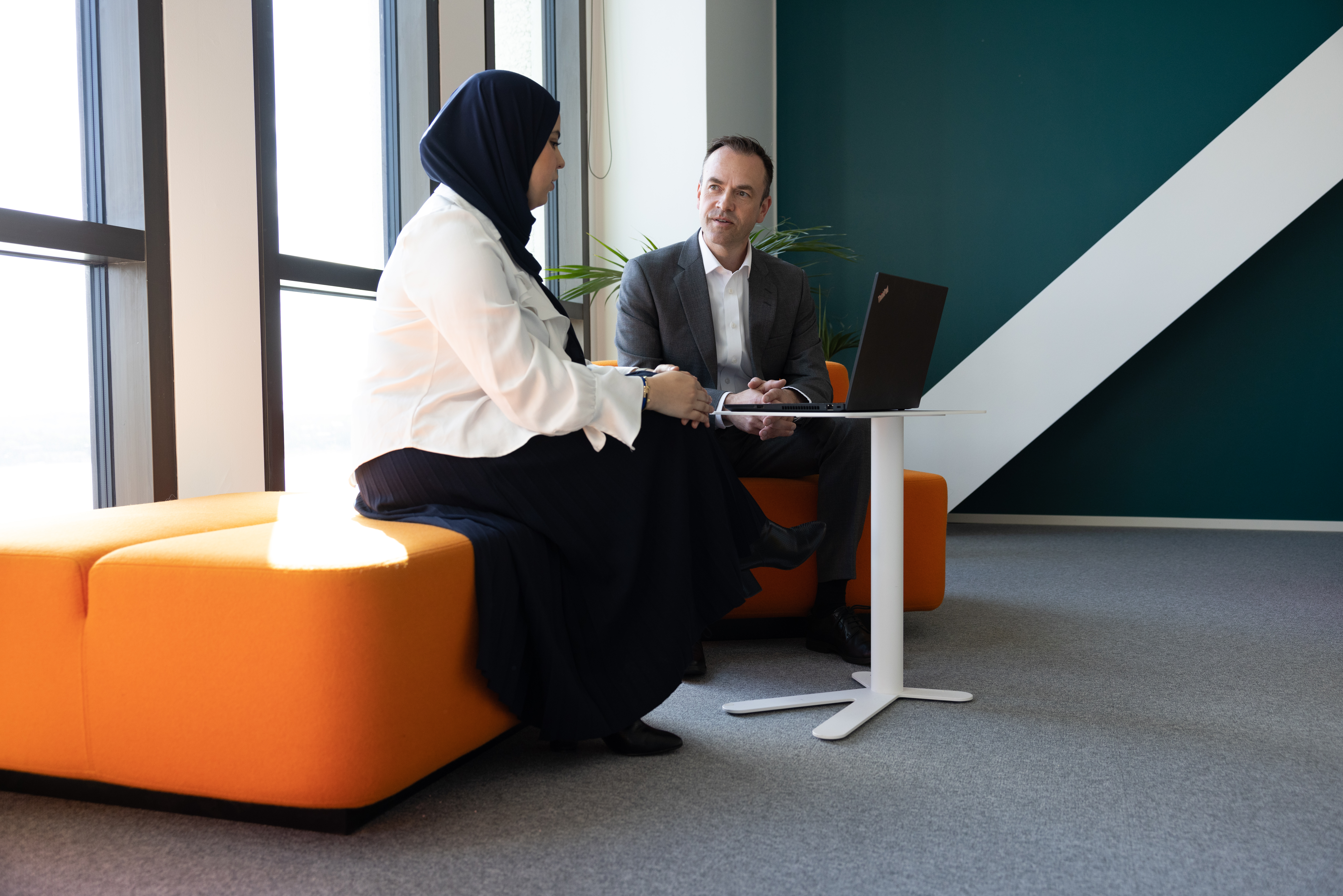 Mann og kvinne snakker på kontoret