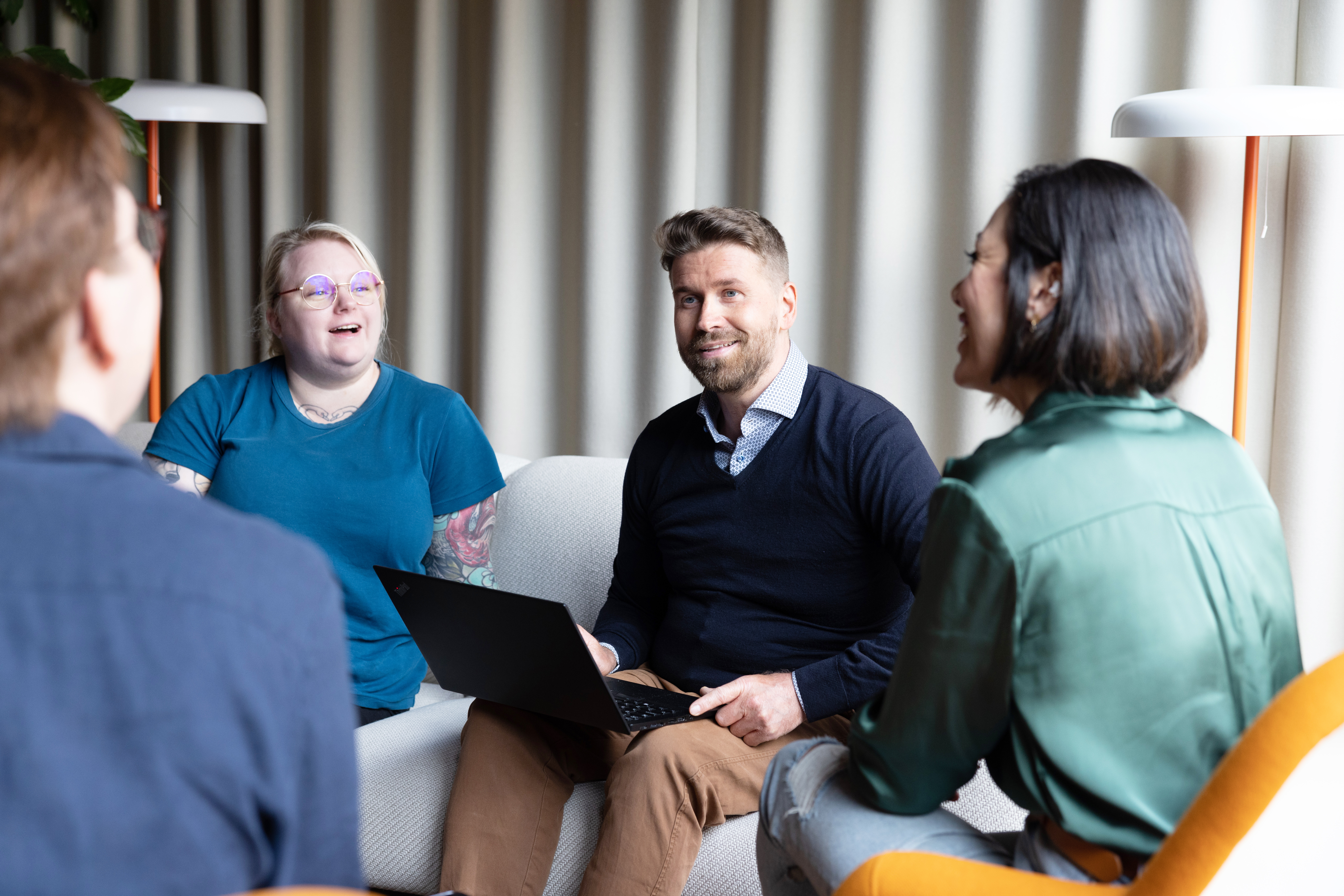 Mennesker som snakker i ring