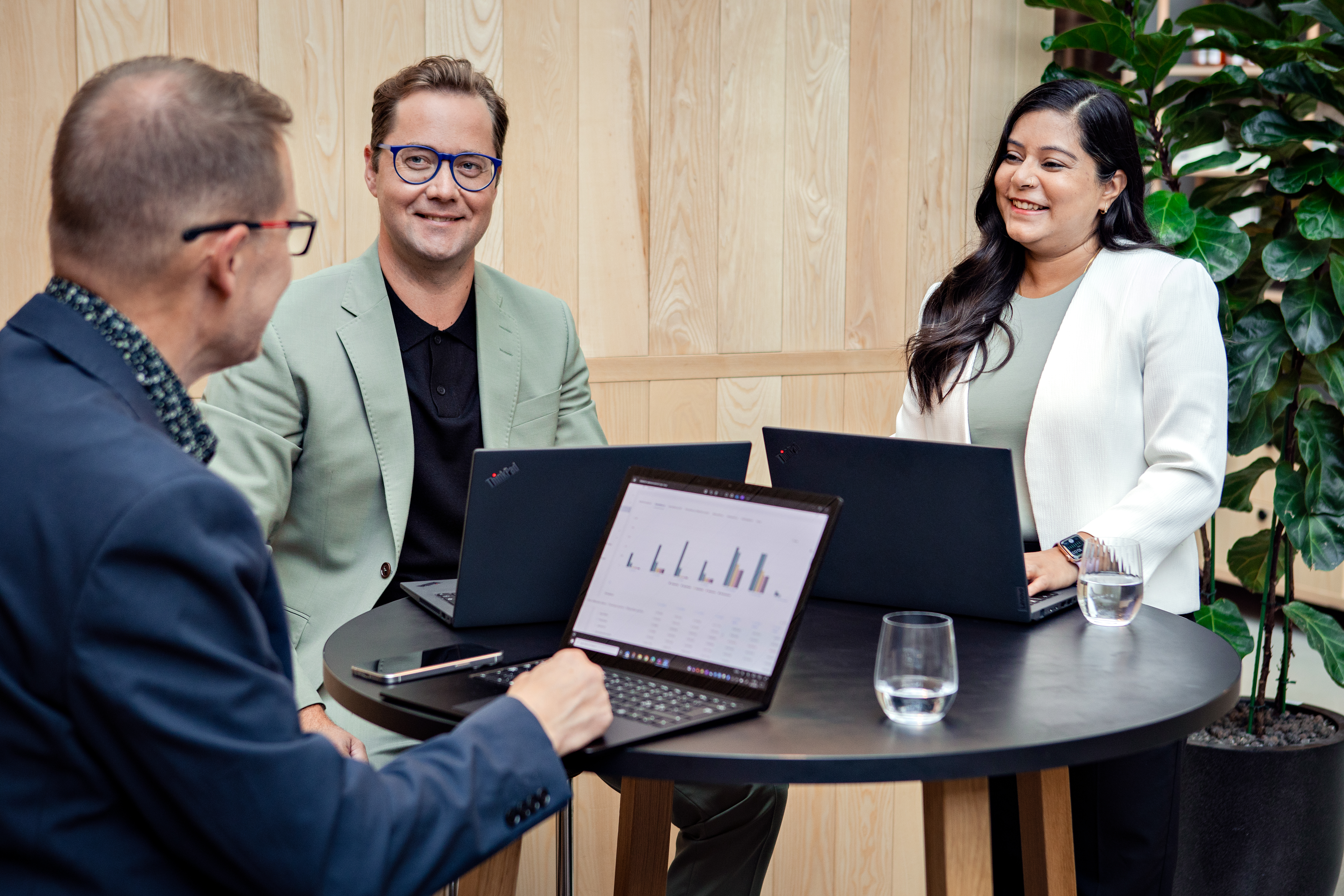 Kollegaer som prater over et bord innendørs