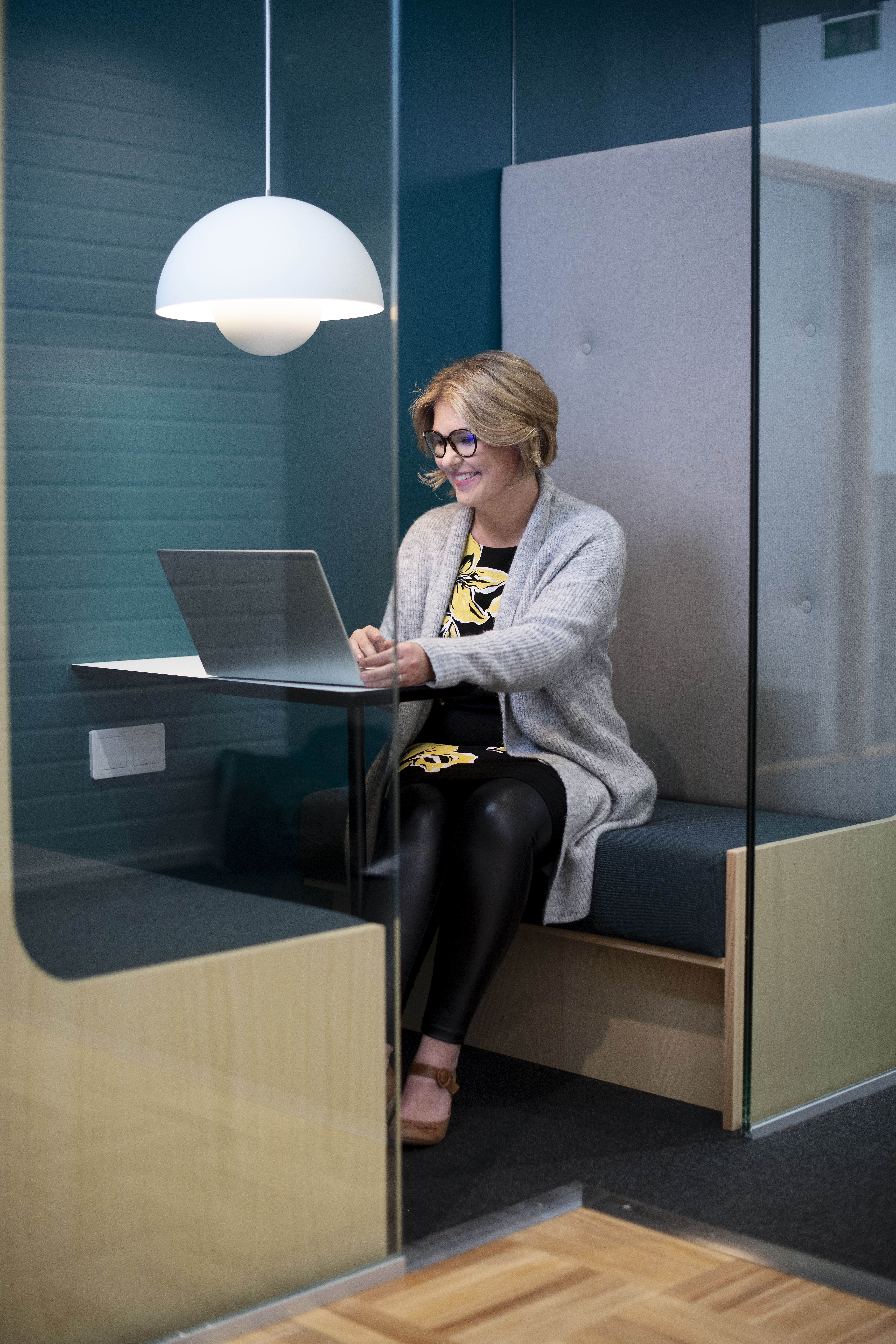woman-laptop-green-booth