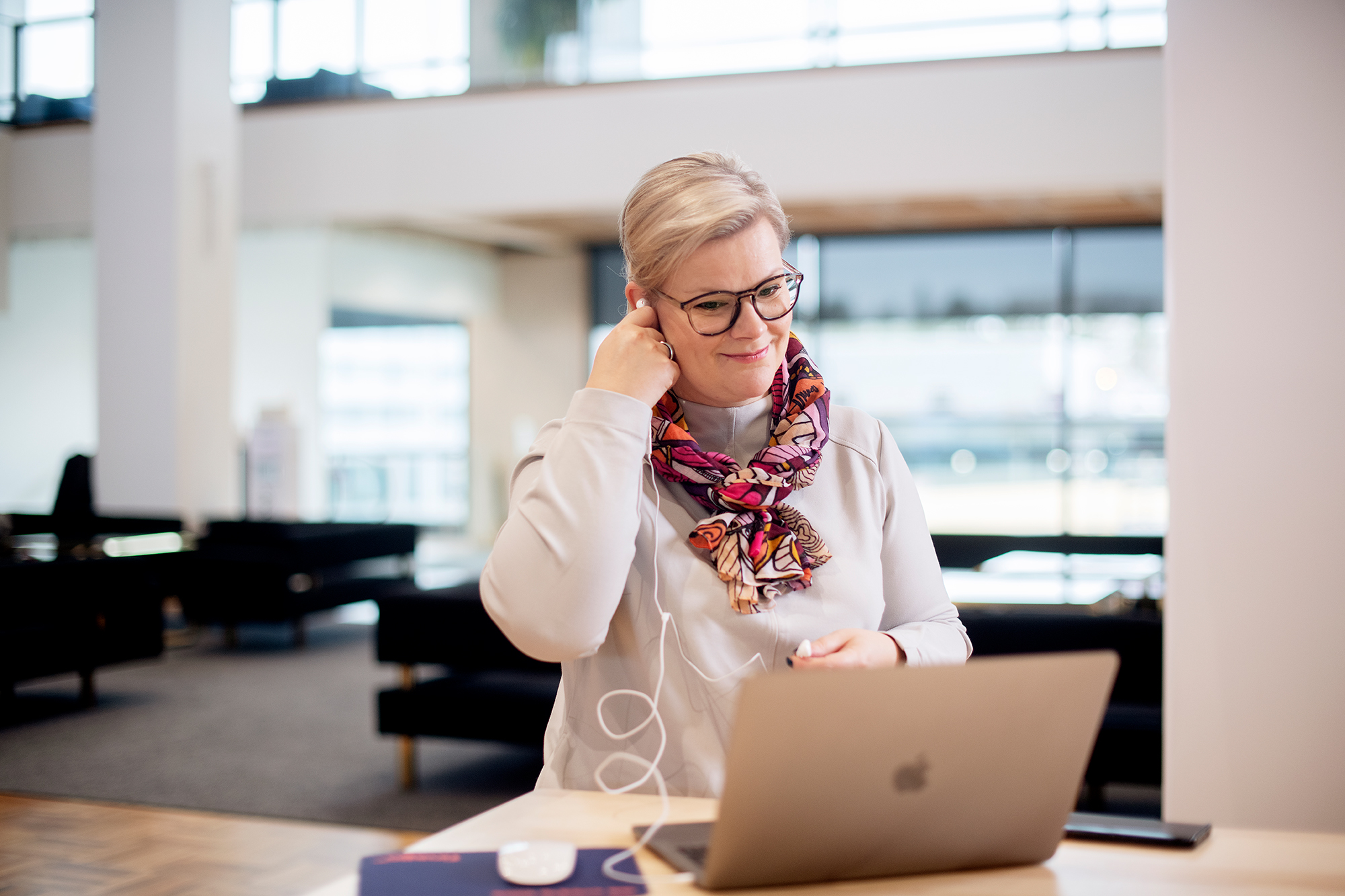woman laptop mac headphones_2000.jpg