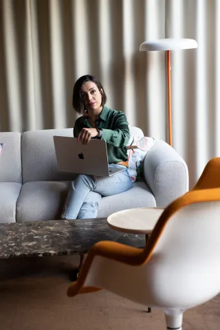 woman on the sofa with laptop