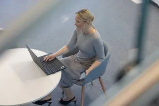 woman-working-white-table!