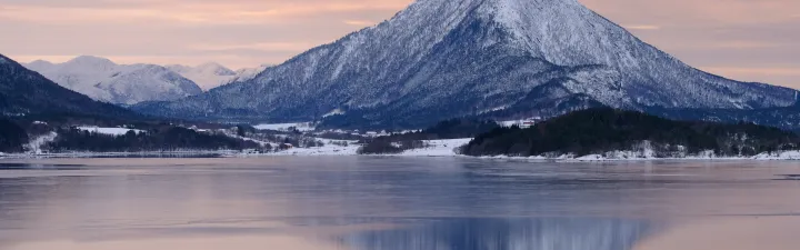 Elnesvågen på vinterstid. Sjø og snødekte fjell