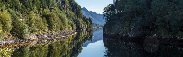 Dale i Sunnfjord - Ser ut over dalen ved vannet 