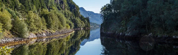 Dale i Sunnfjord - Ser ut over dalen ved vannet