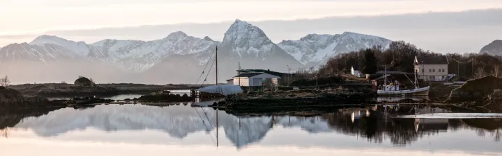 Utsikt over vann og fjell i Vesterålen