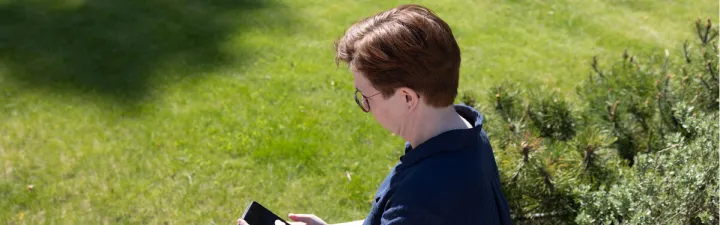 kikker ned i en mobil på en gressplen