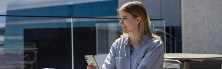 Kvinne som smiler ute på terassen
