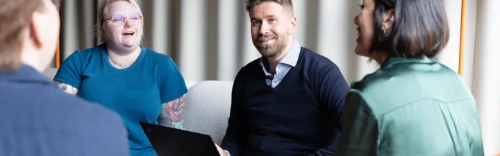 Mennesker som snakker i ring