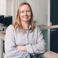 Nainen miettii yrittäjän tärkeitä lukuja 2026