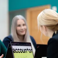team-meeting-green-wall_1200x628